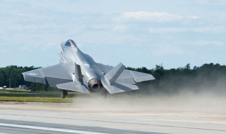 Il lancio dell'F-35C con ai comandi il pilota collaudatore Lt Chris Tabert